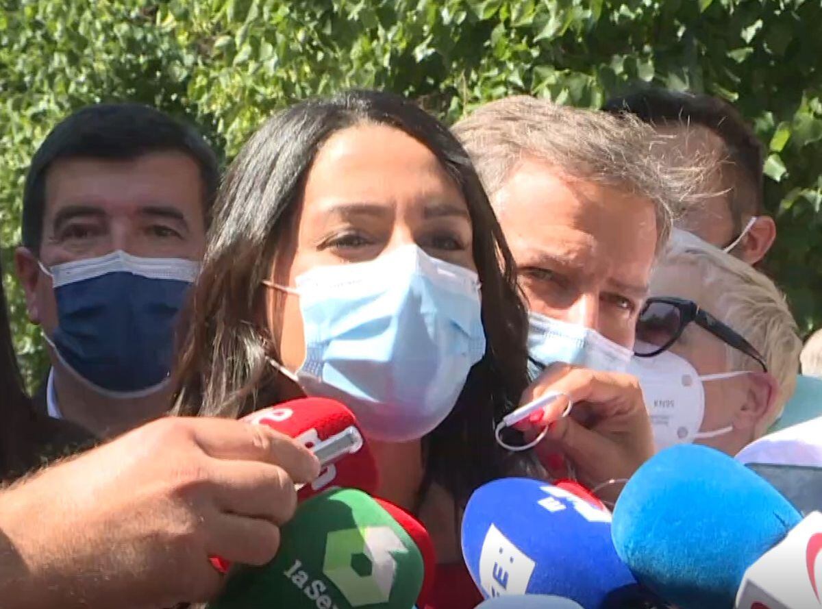 Inés Arrimadas se queda a las puertas de la manifestación de Colón