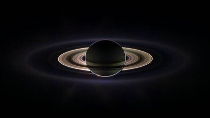 Con el gigante Saturno suspendido en la oscuridad y protegiendo a 'Cassini' del cegador resplandor solar, la astronave vio los anillos como nunca antes.