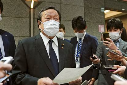 Hamada Yasukazu habla con los periodistas en el Ministerio de Defensa en Tokio, este jueves.

