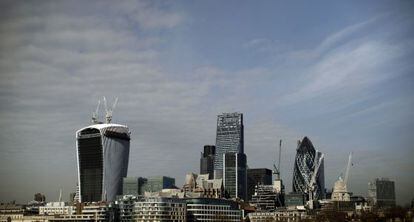 Rascacielos en la City londinense, a la derecha The Gherkin (El Pepinillo), diseñado por Norman Foster.