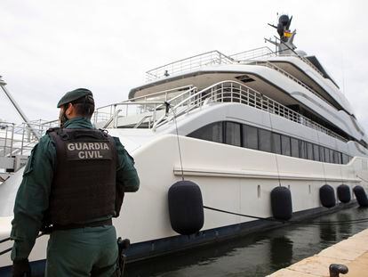 Un guardia civil custodiaba este lunes el megayate 'Tango' en el puerto de Palma.