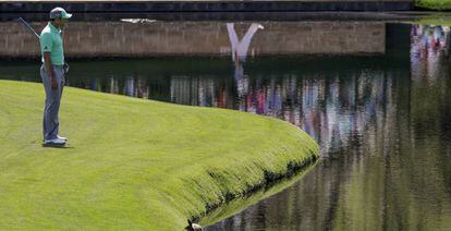 Sergio García mira al agua en el hoyo 15 del Masters de Augusta.