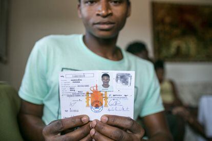 Mamourou Fofana, que llegó de Malí como menor de edad, muestra su documentación. Tiene 18 años y aún no ha logrado la residencia española.