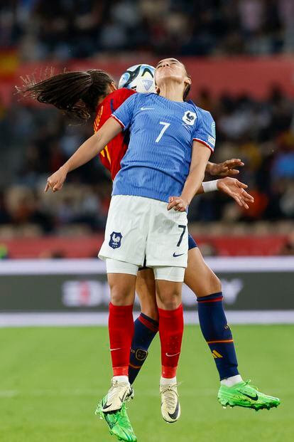 The forward of the Spanish team Salma Paralluelo (on the left) disputes the ball against Sakina Karchaoui (on the right), defender of France.