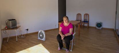 Macarena Cruz, en el piso de tres habitaciones donde se ha "realojado".