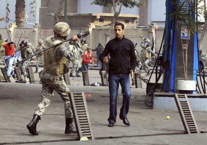 Un manifestante hace frente a un soldado durante los enfrentamientos registrados en el centro de El Cairo.
