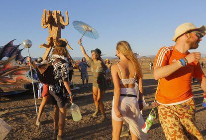 Los festivaleros bailan en el desierto en una de las muchas pistas de baile móviles instaladas durante este encuentro anual.