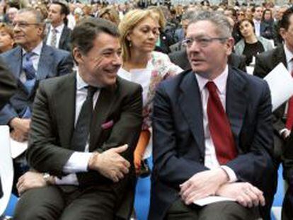Ignacio Gonz&aacute;lez, presidente de la Comunidad de Madrid (izquierda), junto al ministro de Justicia Alberto Ruiz-Gallard&oacute;n.