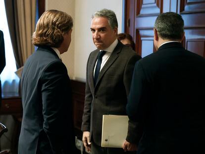 El diputado y vicesecretario de Coordinación Autonómica y Local del PP, Elías Bendodo, en el Congreso este martes.