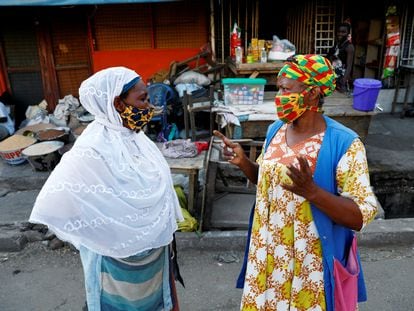Dos mujeres ghanesas charlan en el mercado de Nima, en Accra, Ghana, el 20 de abril de 2020.