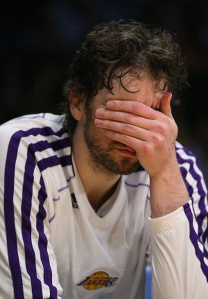 Pau Gasol se lamenta en el banquillo.