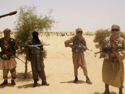 Un grupo de islamistas pertenecientes al Ansar Dine (Defensores de la Fe) hace guardia durante la entrega de un reh&eacute;n a las afueras deTombuct&uacute; en abril de 2012.