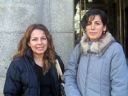 Patricia y Katia, inmigrantes peruanas llegadas recientemente a España, ayer por la mañana en Madrid, tras realizar los trámites para su empadronamiento.