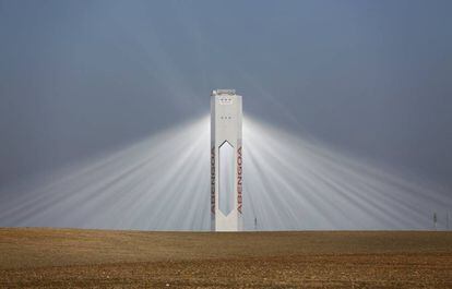 Planta solar de Abengoa en Sanl&uacute;car la Mayor.