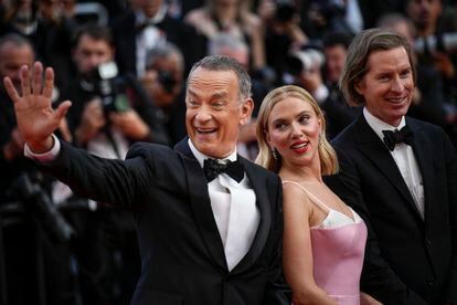 Scarlett Johansson entre Tom Hanks (izquierda) y Wes Anderson, director de la película que ambos protagonizan 'Asteroid City', el 23 de mayo.
