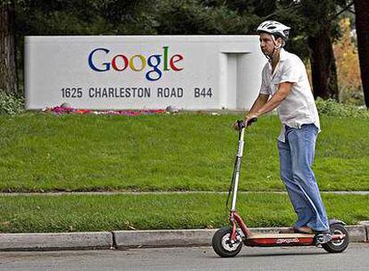 Un hombre se desplaza en patinete por la sede central de Google en California