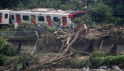 Un tren descarrillado tras las intensas lluvias en Karatsu, en el suroeste de Japón.