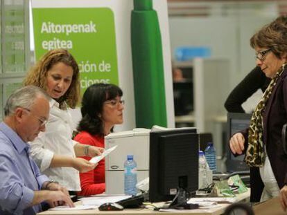 Contribuyentes vizcaínos durante la campaña de declaración de la renta de este año en Bilbao. 