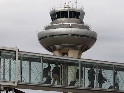 Vista de la torre de control del aeropuerto de Barajas, este mi&eacute;rcoles.