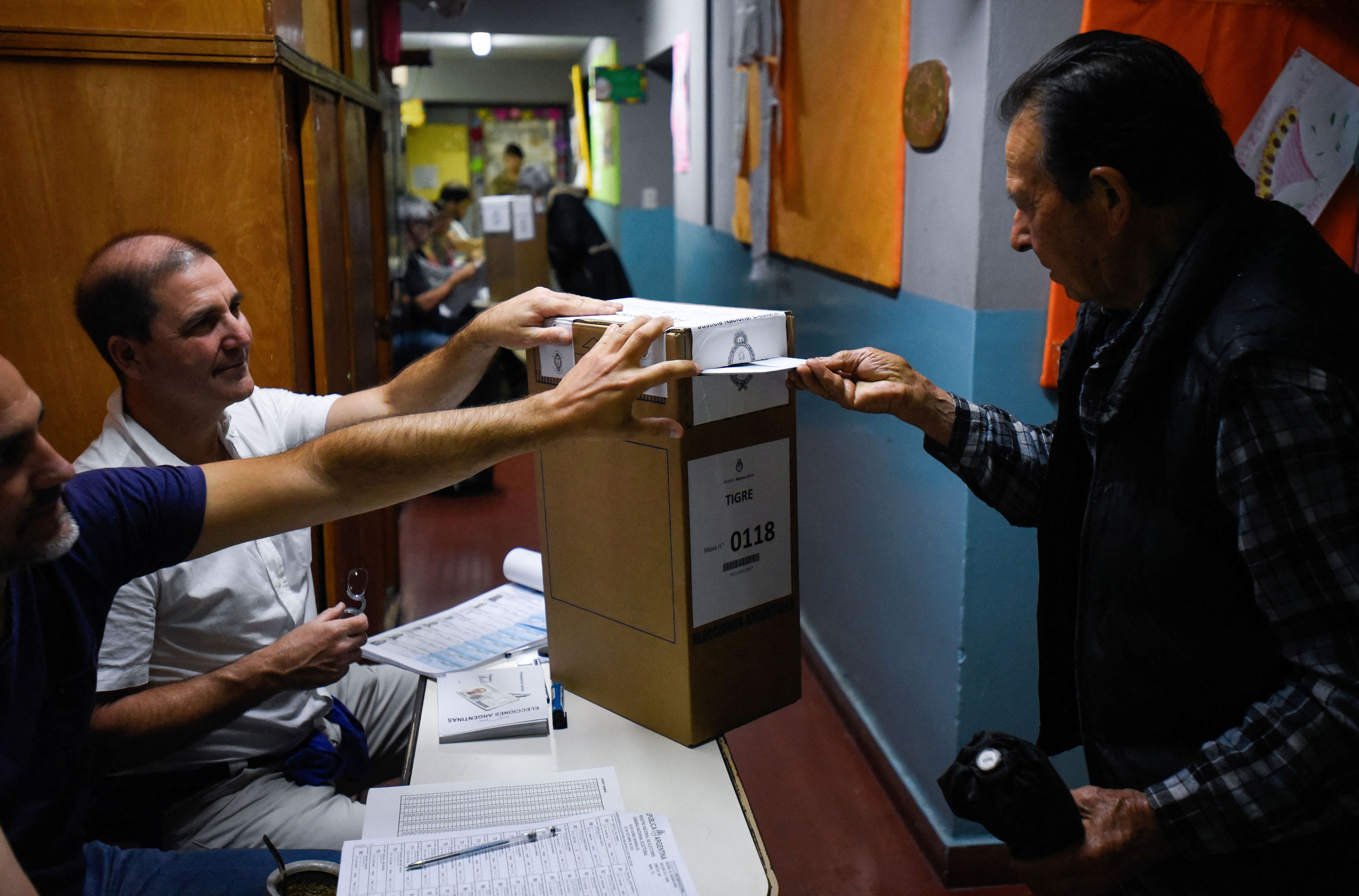 Un elector vota en Buenos Aires, este domingo.