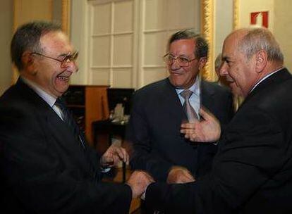 En el centro, el teniente general Mena, junto a ex jefe del Ejército Luis Alejandre (izquierda) y el general Juan Rodríguez Hernández.