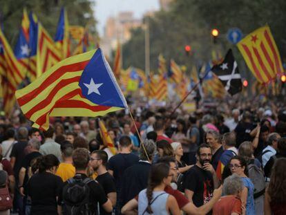 Manifestació per commemorar el referèndum de l'1-O al passeig de Gràcia de Barcelona.