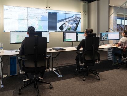 Sala de control de Dinapsis en Valencia, desde donde se supervisa la red de suministro de agua de la ciudad.