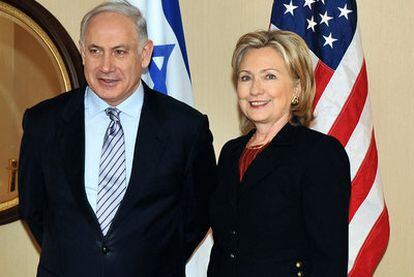 Netanyahu y Clinton posan tras su encuentro en Washington (Imagen proporcionada por el Departamento de Estado de EE UU).