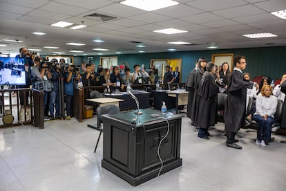 Flordelis dos Santos escucha a los juces durante la audiencia.