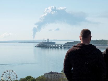 Vista de la columna de fuego tras un ataque contra un depósito de combustible en la localidad rusa de Volná, junto al estrecho de Kerch, el 3 de mayo.