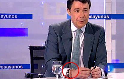 Ignacio González, vicepresidente de la Comunidad de Madrid, con una pulsera holográfica en su muñeca derecha