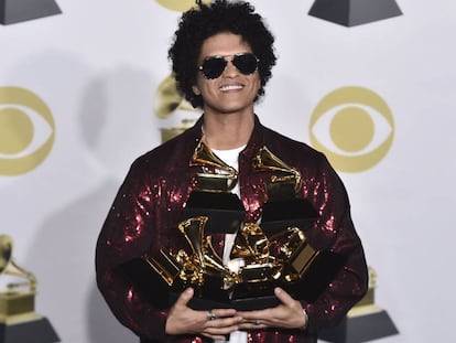 El músico estadounidense Bruno Mars posa con sus seis premios Grammy, con los que se ha convertido en el protagonista de la ceremonia.