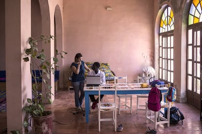 Rose Guinard, coordinadora del centro de Saint Louis (Senegal) y Faly Diaw, uno de los tres animadores, trabajan sobre la planificación de los espacios. En la parte superior del edificio hay un espacio de 'coworking' y tres habitaciones disponibles para alquilar.