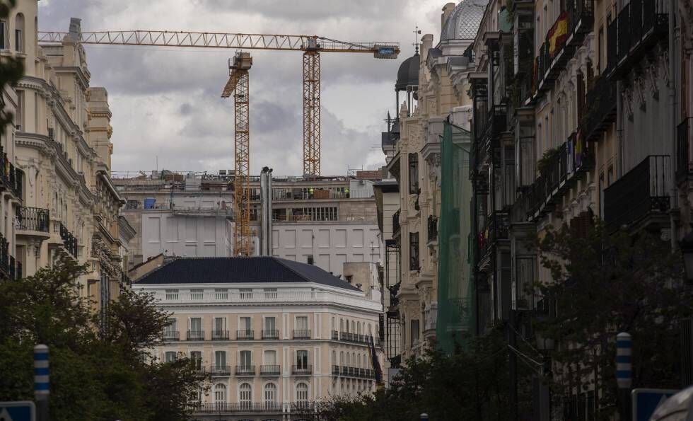 Delante, la tienda Apple de la Puerta del Sol; detrás la nueva volumetría del Centro Canalejas.