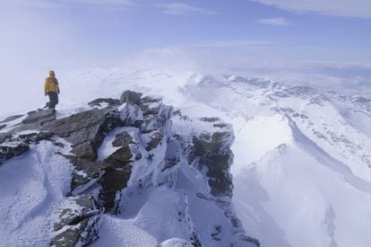 Uno de los mayores atractivos de la sierra de Granada es el Mulhacén, el pico más alto de la Península, seguido de cerca por el Veleta (3.384 metros) y otros como la Alcazaba (3.366 metros), el Cerro de los Machos (3.329 metros) o el Puntal de la Caldera (3.225 metros). Su cima ofrece una amplia vista del Estrecho, Salobreña, Motril, Granada y los barrancos de las Alpujarras.