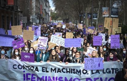 Decenas de personas participaban en una manifestación este martes en Madrid con motivo del Día Internacional de la Mujer. 15.000 jóvenes han secundado la protesta feminista en la capital, según el Sindicato de Estudiantes.