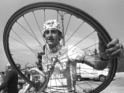 Marino Lejarreta prepara su bicicleta antes de una etapa de montaña en la Vuelta a España.