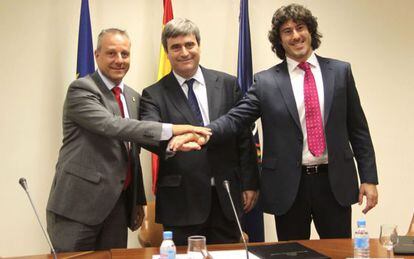 Francisco Blázquez, presidente de la federación, Miguel Cardenal, del CSD, e Iñaki Malumbres, de la asociación de jugadores, tras firmar el protocolo.