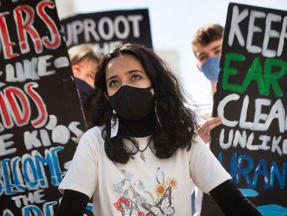Una de los cientos de manifestantes que participaron en la protesta de Huelga Climática Global el 24 de septiembre de 2021 en Ciudad del Cabo, Sudáfrica.