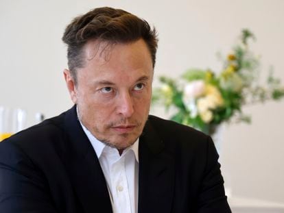 Elon Musk, este lunes en Versalles (Francia), en una reunión con el ministro de Economía de Francia, Bruno Lemaire.