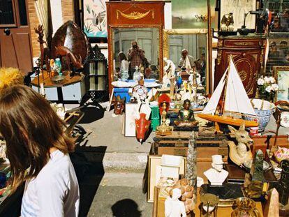 Puesto del mercadillo de la Rue de la Concorde, el 'vide-grenier' más antiguo de Toulouse (Francia).