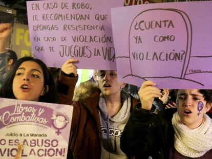 Manifestación frente al Ministerio de Justicia de Madrid. Miles de mujeres salen a la calle contra la ratificación de la sentencia de La Manada.