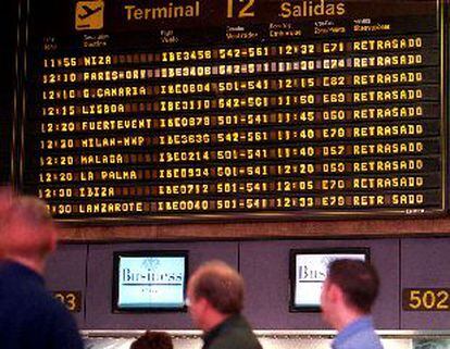 Un panel del aeropuerto de Barajas anuncia retrasos de vuelos de Iberia en diciembre de 1999.