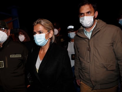 Jeanine Áñez, expresidenta interina, es escoltada por el ministro de Gobierno, Carlos Eduardo Del Castillo (a la derecha ), y el comandante de la policía boliviana, Jhonny Aguilera ( la izquierda), en el aeropuerto militar de El Alto (Bolivia), este sábado.