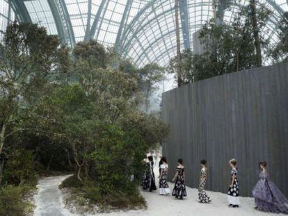 Para presentar la colección de alta costura de primavera/verano 2013 de Chanel, el diseñador Karl Lagerfeld pidió un bosque.