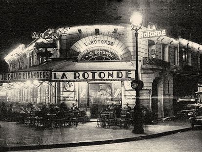 Fachada de La Rotonde, en el Boulevard du Montparnasse, de París, alrededor de 1925. Fotografía de autor desconocido.