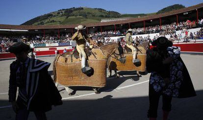 Paseíllo de la corrida de la feria de San Ignacio, en Azpeitia, este sábado.