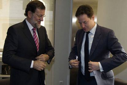 Mariano Rajoy y Nick Clegg, viceprimer ministro británico, en la sede del PP.