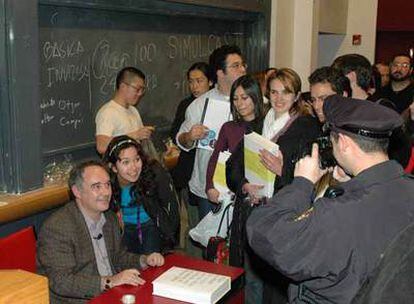 Ferran Adrià, rodeado de asistentes a su conferencia en la Universidad de Harvard el pasado martes.