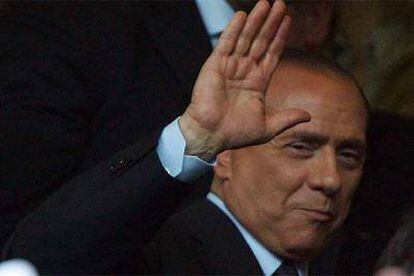 Berlusconi saluda durante el partido del sábado entre el Inter y el Milan.